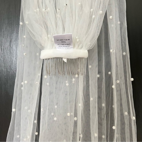 Untamed Petals by Jackson Veil with Pearl Hair Comb - Picture 4 of 6